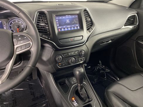 Used 2019 Jeep Cherokee Latitude Plus FWD image 26
