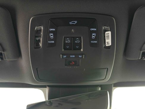 Used 2024 Toyota Sienna Platinum FWD image 38