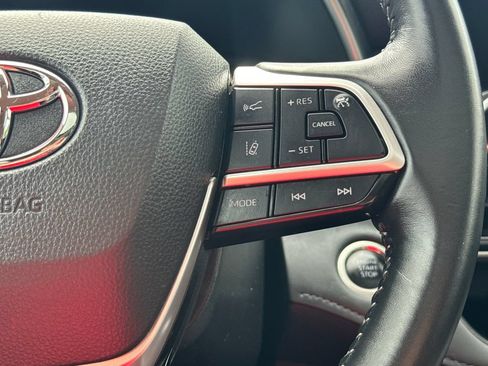 Used 2025 Toyota Highlander XLE AWD/4WD image 22
