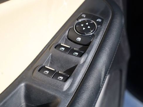 Used 2020 Ford Edge SE image 17