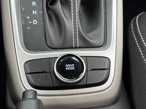 Used 2023 Hyundai Venue SEL FWD image 17