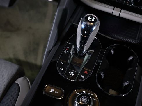 Used 2022 Bentley Bentayga image 27