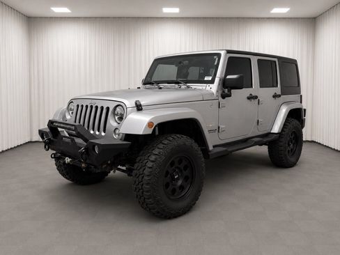 Used 2014 Jeep Wrangler Unlimited Sahara w/ Connectivity Group AWD/4WD image 7