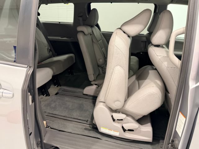 Used 2017 Toyota Sienna XLE w/ XLE Navigation Package FWD image 42