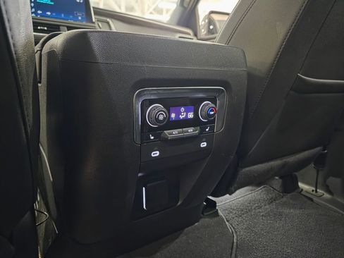 Used 2022 Chevrolet Tahoe Z71 w/ Luxury Package AWD/4WD image 21