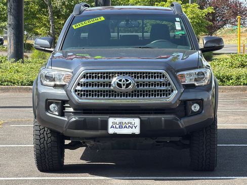 Used 2017 Toyota Tacoma TRD Off-Road AWD/4WD image 9