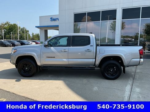 Used 2019 Toyota Tacoma SR5 w/ Four Season Floor Mat Package AWD/4WD image 3