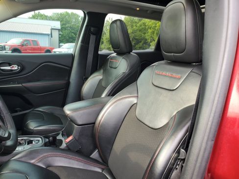Used 2020 Jeep Cherokee Trailhawk w/ Comfort/Convenience Group AWD/4WD image 13