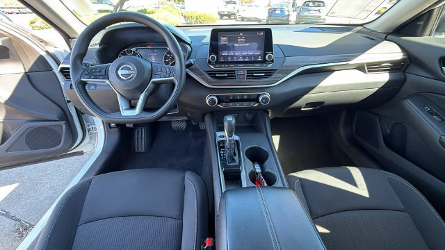 Used 2025 Nissan Altima 2.5 SV FWD image 17