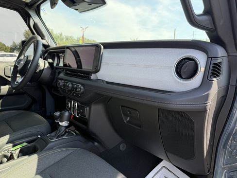 Used 2025 Jeep Wrangler Unlimited Sahara AWD/4WD image 23