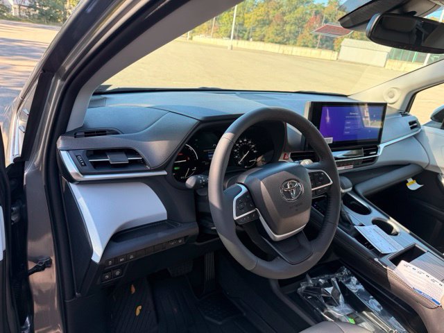 New 2026 Toyota Sienna XLE AWD/4WD image 12