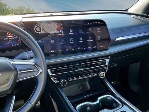 Used 2025 Chevrolet Traverse LT FWD image 9