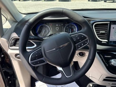 Used 2023 Chrysler Pacifica Touring-L FWD image 16
