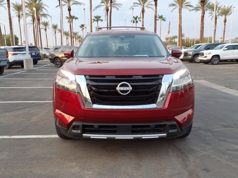 Used 2024 Nissan Pathfinder SL FWD image 2