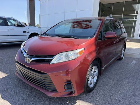 Used 2018 Toyota Sienna LE w/ Carpet Mat Package image 1