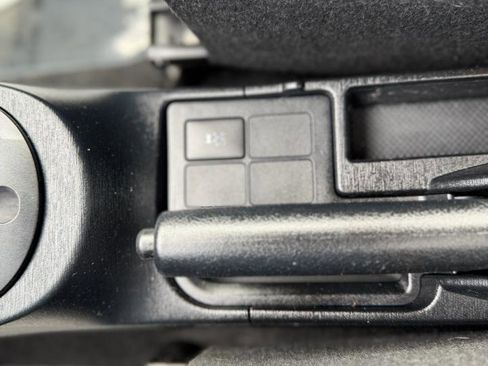 Used 2012 Toyota Yaris L image 29