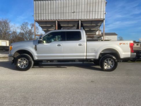 Used 2017 Ford F250 XLT w/ XLT Premium Package image 2