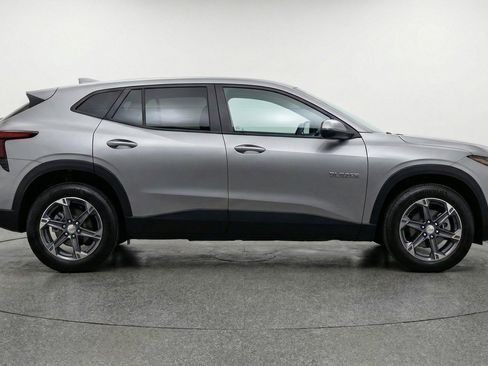 Used 2025 Chevrolet Blazer LT FWD image 11