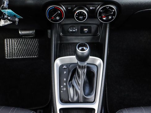 Used 2021 Hyundai Venue SE image 27