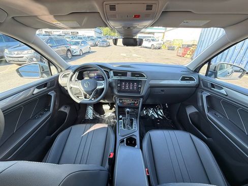 Used 2023 Volkswagen Tiguan SE w/ Panoramic Sunroof Package FWD image 22