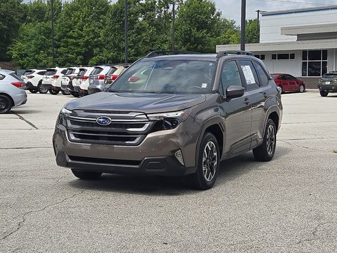 Certified 2025 Subaru Forester Premium AWD/4WD image 2