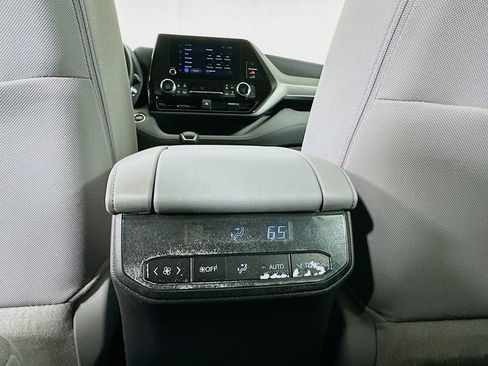 Used 2024 Toyota Highlander LE FWD image 24
