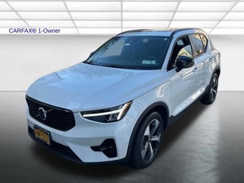 Used 2023 Volvo XC40 B5 Plus w/ Driver Assist Package image 3