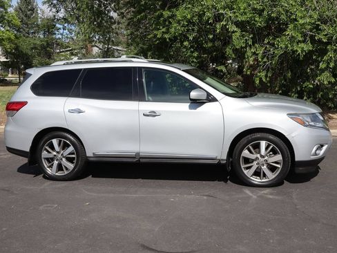 Used 2016 Nissan Pathfinder Platinum AWD/4WD image 3