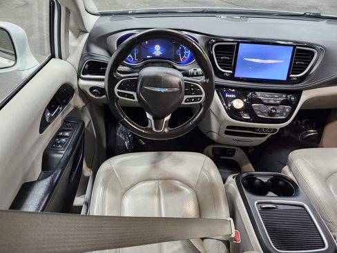 Used 2021 Chrysler Pacifica Touring-L image 29