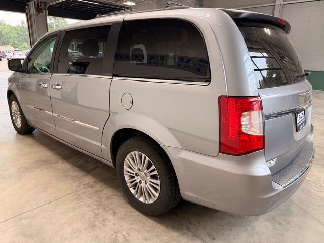 Used 2015 Chrysler Town & Country Touring-L w/ Driver Convenience Group FWD image 6