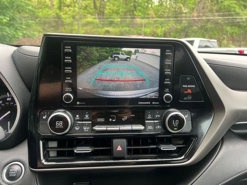Used 2021 Toyota Highlander XLE AWD/4WD image 19