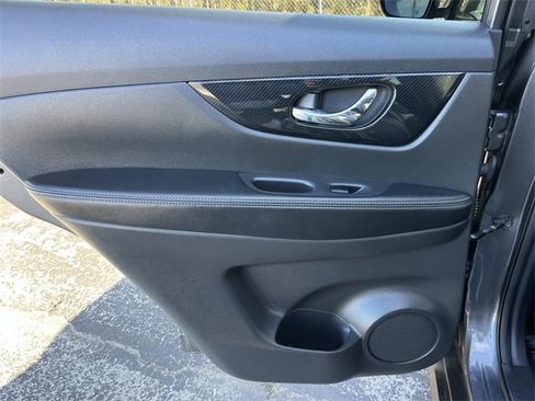 Used 2018 Nissan Rogue SL w/ Premium Package image 17