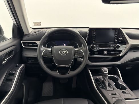 Used 2020 Toyota Highlander XLE AWD/4WD image 31