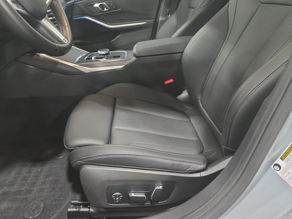 Used 2024 BMW 330i Sedan w/ M Sport Package RWD image 23