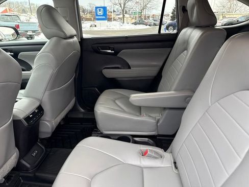 Used 2023 Toyota Highlander L image 19