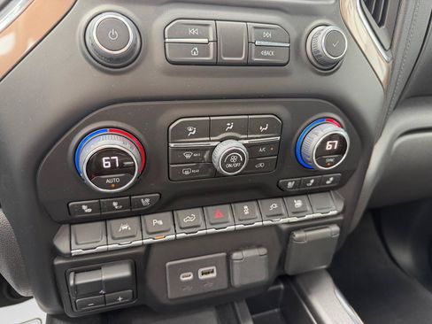Used 2022 Chevrolet Silverado 1500 High Country w/ Technology Package AWD/4WD image 15