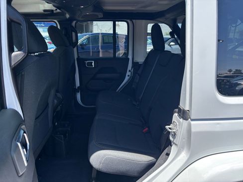 Used 2025 Jeep Wrangler Unlimited Sahara AWD/4WD image 25