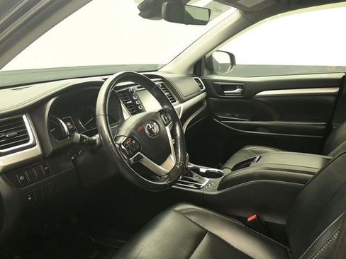Used 2019 Toyota Highlander XLE image 12
