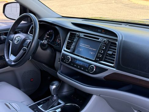 Used 2016 Toyota Highlander Limited image 23