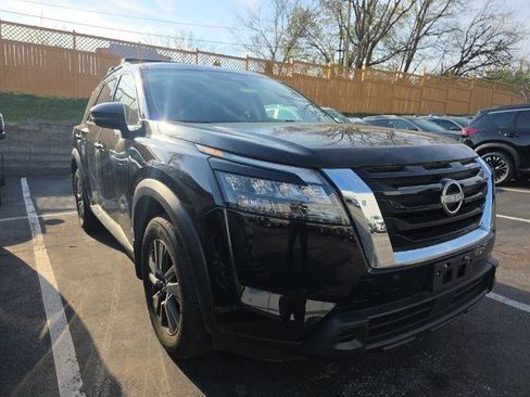 Certified 2023 Nissan Pathfinder SV w/ SV Premium Package image 3