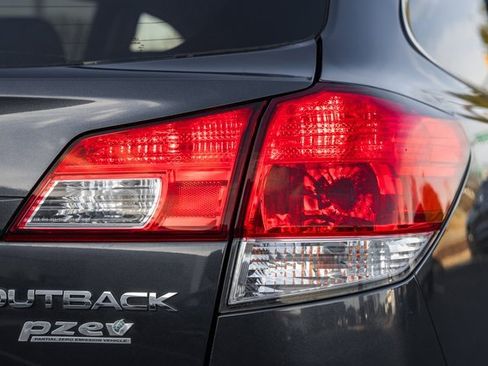 Used 2010 Subaru Outback 2.5i Premium image 6