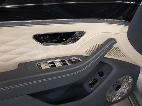 Used 2021 Bentley Flying Spur W12 image 35