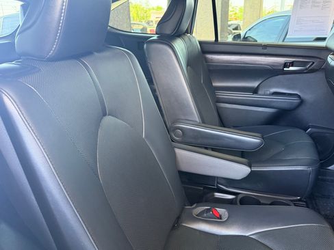 Used 2021 Toyota Highlander Limited FWD image 34