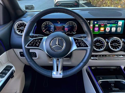 Used 2025 Mercedes-Benz GLB 250 4MATIC image 5