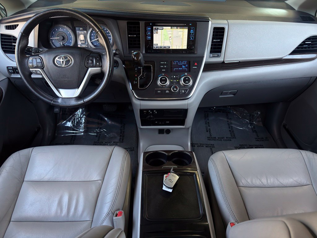 Used 2017 Toyota Sienna XLE Premium FWD image 11