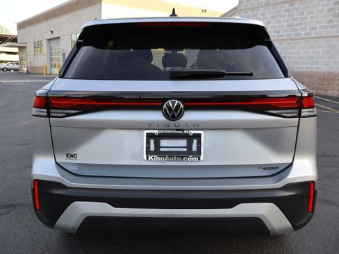 Certified 2025 Volkswagen Tiguan SE image 4