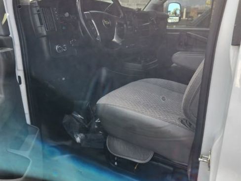 Used 2017 Chevrolet Express 2500 RWD image 21