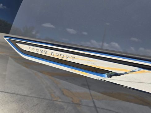 Used 2022 Volkswagen Atlas Cross Sport SE FWD image 18