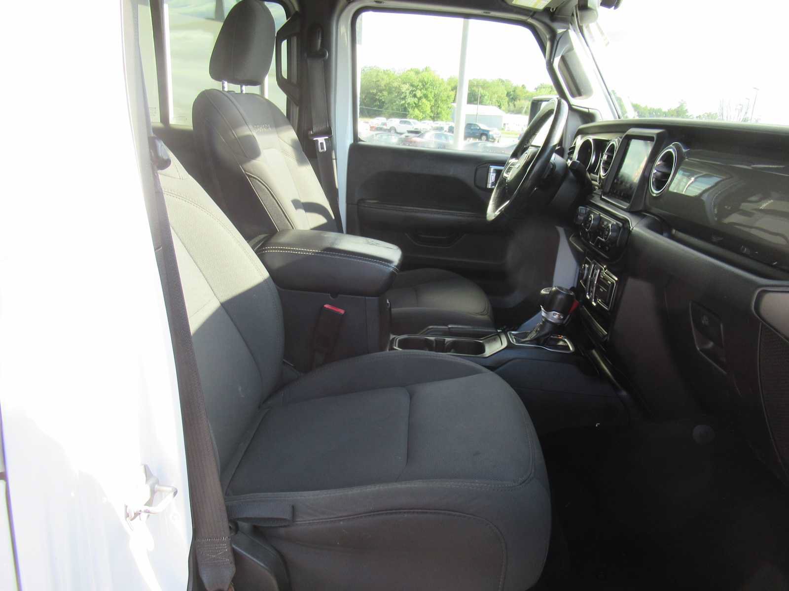 Used 2022 Jeep Wrangler Unlimited Sahara w/ Cold Weather Group AWD/4WD image 17