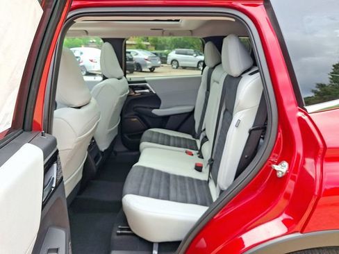 New 2025 Mitsubishi Outlander SE image 7